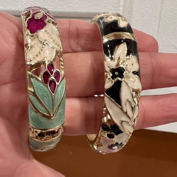 Xiu Jewelry - 2 for $20 Must bundle / Xiu vintage women bangle